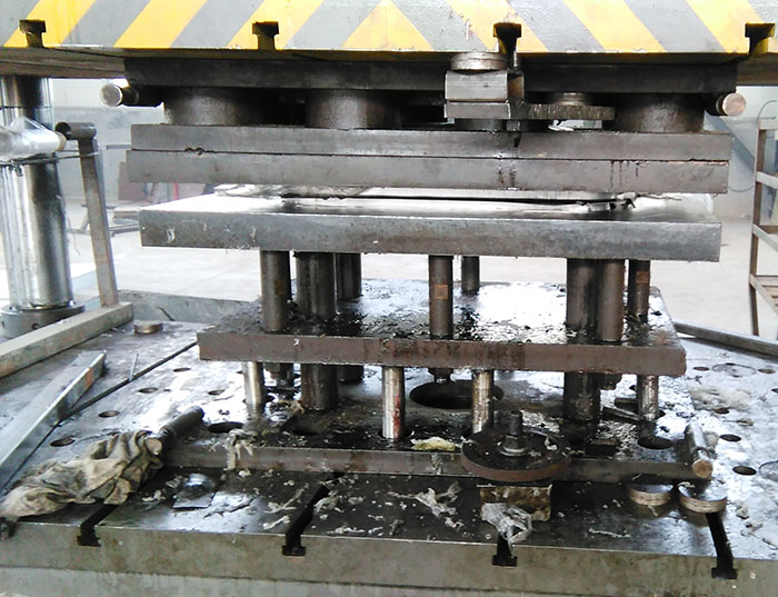 水槽成型液壓機(圖2) 水槽成型液壓機(圖2)