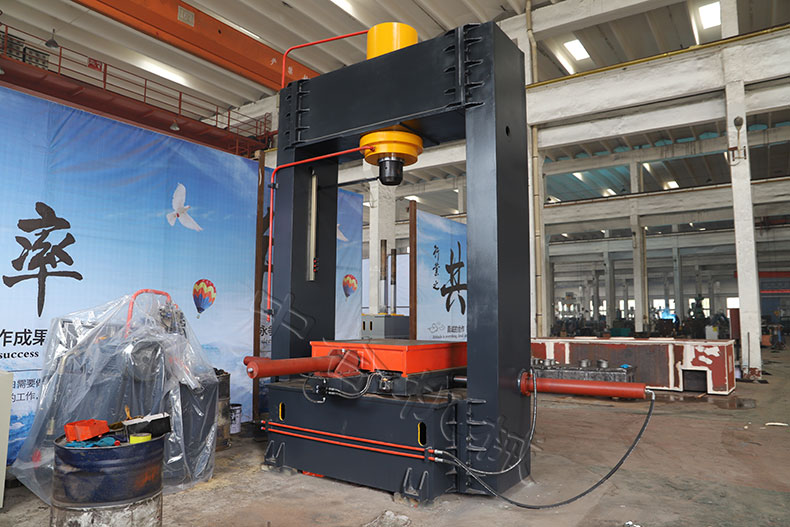 315T龍門移動(dòng)側(cè)缸式液壓機(jī)(圖1) 315T龍門移動(dòng)側(cè)缸式液壓機(jī)(圖1)