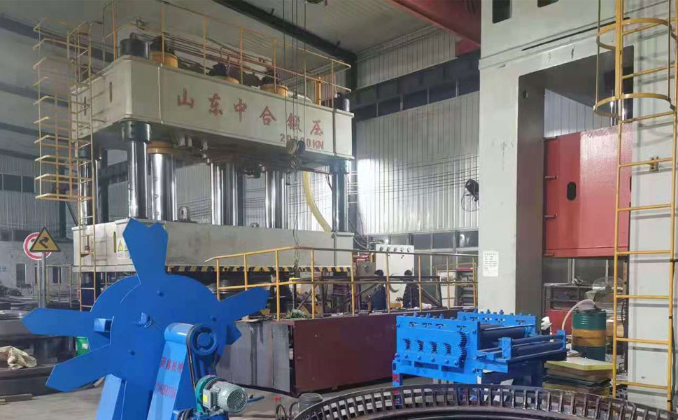 電動(dòng)車(chē)頂棚生產(chǎn)設(shè)備-2000噸四柱液壓機(jī)