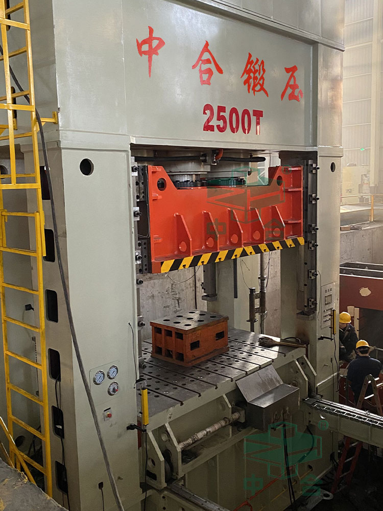 250噸框架式液壓機(jī)安裝完成 250噸框架式液壓機(jī)安裝完成