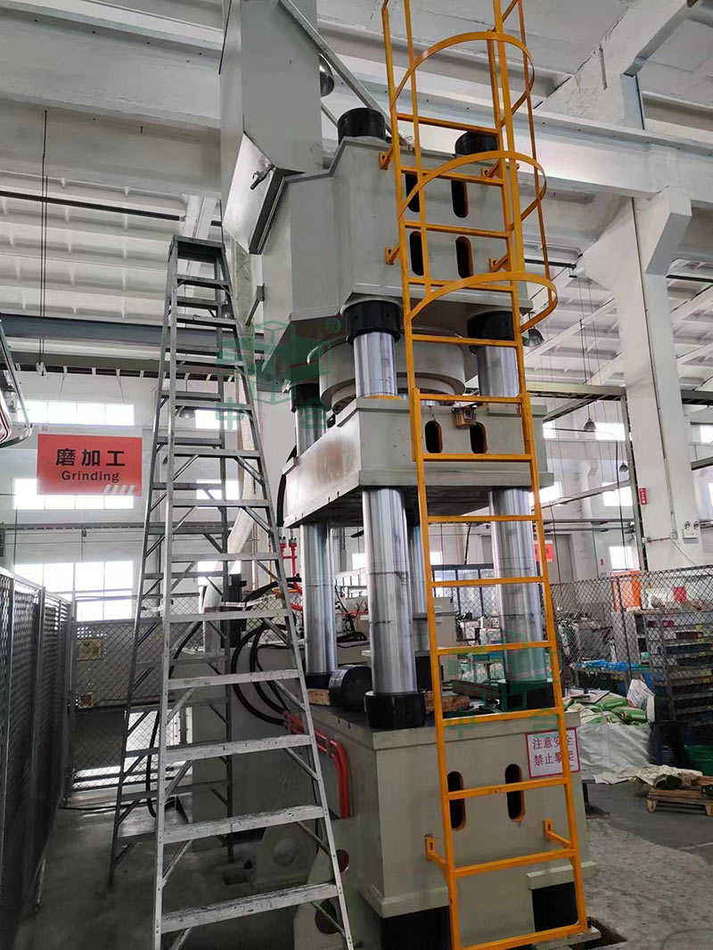 1000噸三梁四柱液壓機客戶車間安裝完成.jpg 1000噸三梁四柱液壓機客戶車間安裝完成.jpg