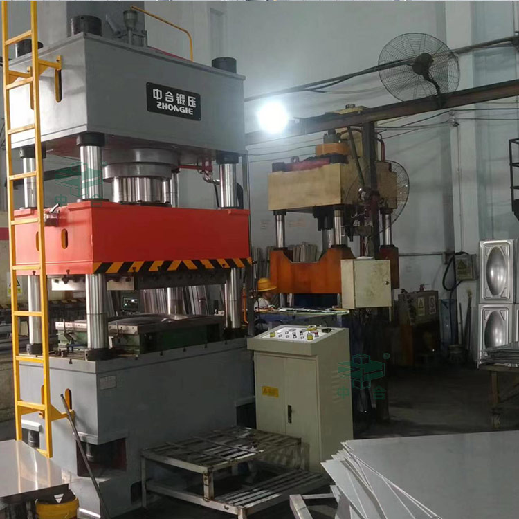 400噸不銹鋼水箱板拉伸液壓機.jpg 400噸不銹鋼水箱板拉伸液壓機.jpg