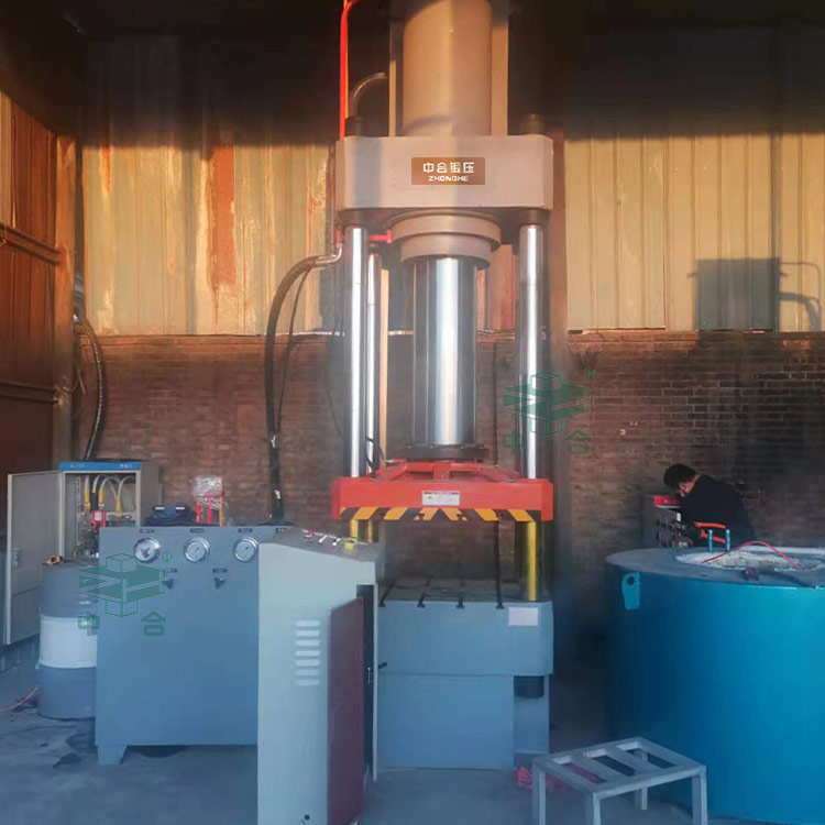 315噸耐火材料成型液壓機客戶現場.jpg 315噸耐火材料成型液壓機客戶現場.jpg