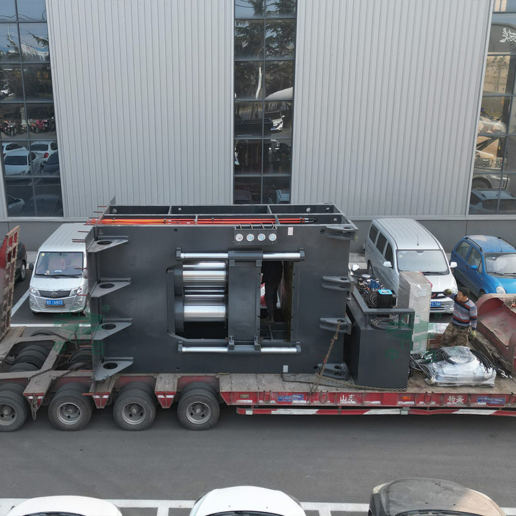 2500噸框架式木屑托盤成型液壓機裝車發貨.jpg 2500噸框架式木屑托盤成型液壓機裝車發貨.jpg