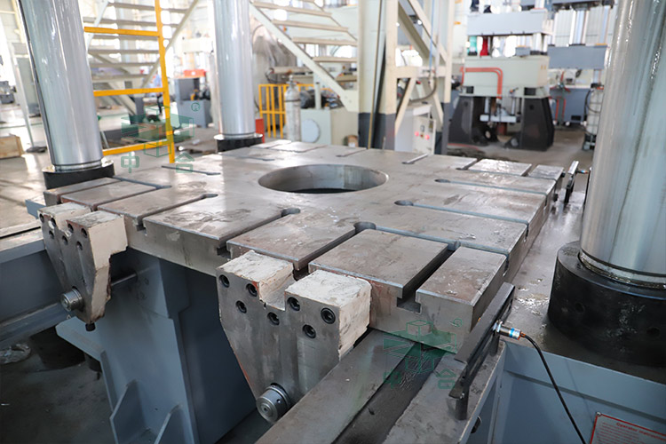 800噸四柱液壓機細節(圖1).jpg 800噸四柱液壓機細節(圖1).jpg