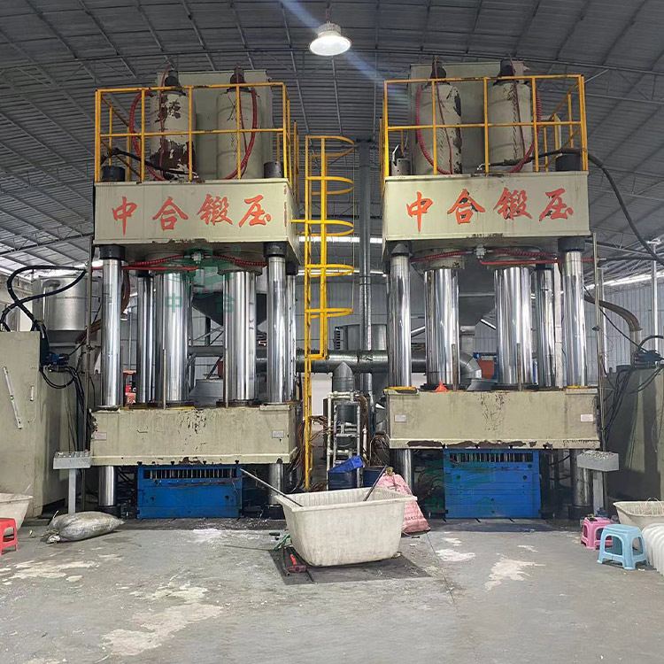 1000噸塑料建筑模殼成型液壓機客戶現場.jpg 1000噸塑料建筑模殼成型液壓機客戶現場.jpg