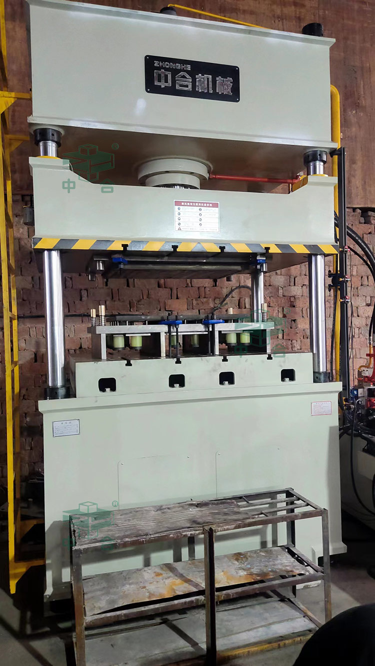 200噸四柱拉伸液壓機(jī)客戶現(xiàn)場(chǎng).jpg 200噸四柱拉伸液壓機(jī)客戶現(xiàn)場(chǎng).jpg