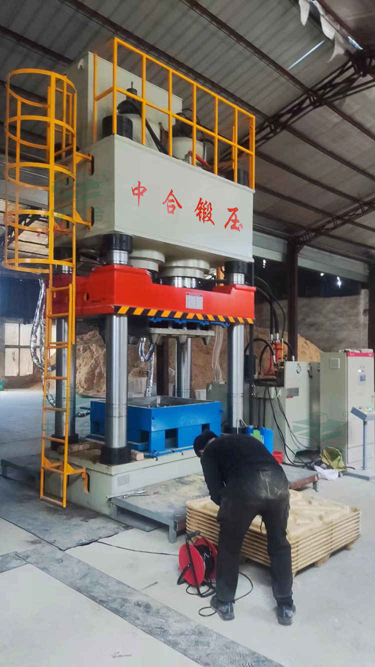 1250噸四柱液壓機.jpg 1250噸四柱液壓機.jpg