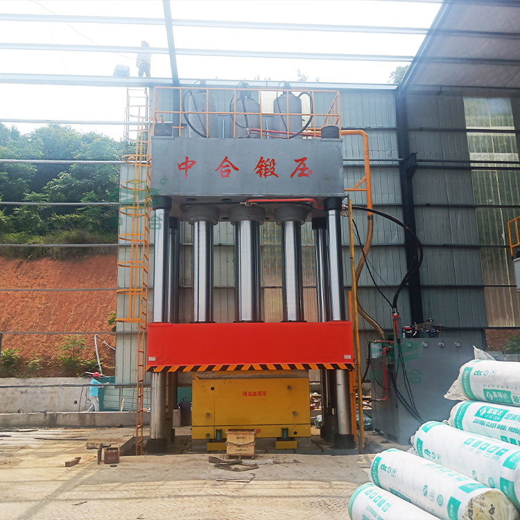 2000噸復合材料成型液壓機客戶現場.jpg 2000噸復合材料成型液壓機客戶現場.jpg