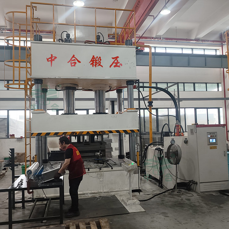 500噸不銹鋼水槽拉伸液壓機車間試機 500噸不銹鋼水槽拉伸液壓機車間試機