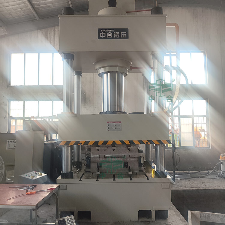 630噸四柱液壓機客戶現場.jpg 630噸四柱液壓機客戶現場.jpg