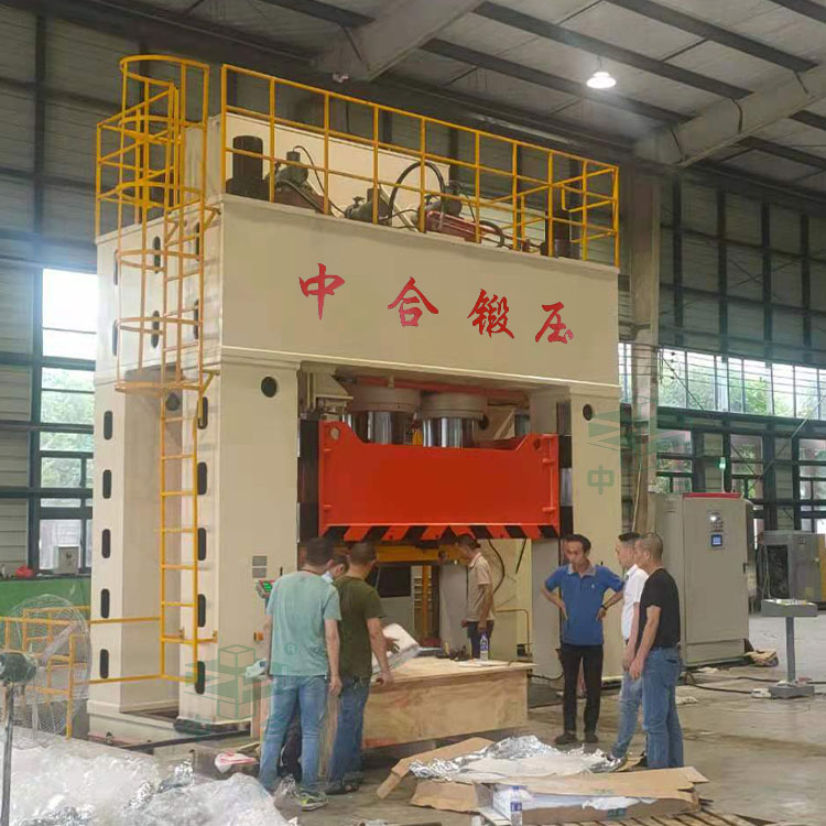 3000噸框架式液壓機客戶現場.jpg 3000噸框架式液壓機客戶現場.jpg