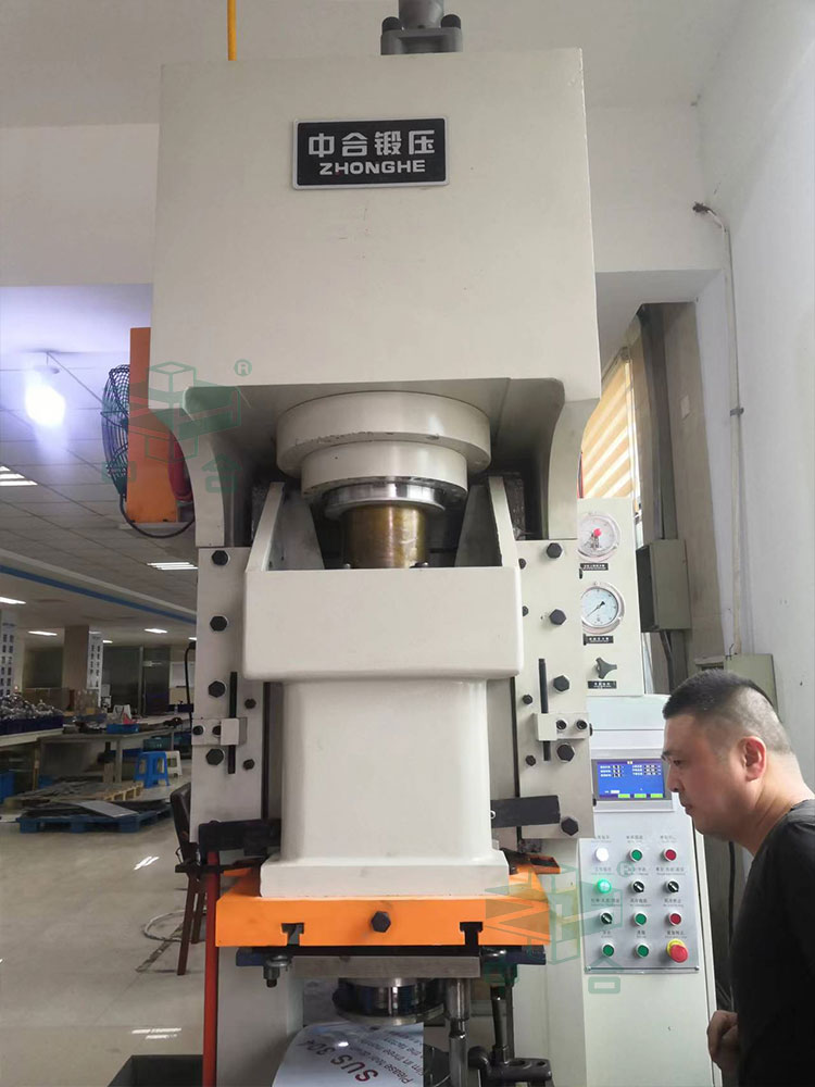 125噸液壓沖床客戶現場.jpg 125噸液壓沖床客戶現場.jpg