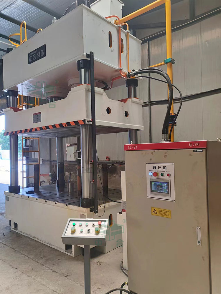 500噸四柱液壓機(jī)現(xiàn)場(chǎng)試機(jī).jpg 500噸四柱液壓機(jī)現(xiàn)場(chǎng)試機(jī).jpg