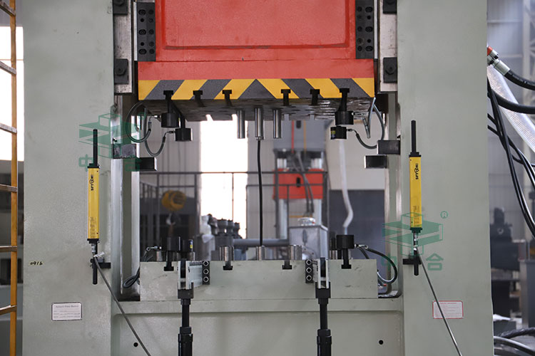 630噸框架式液壓機(jī)細(xì)節(jié).jpg 630噸框架式液壓機(jī)細(xì)節(jié).jpg