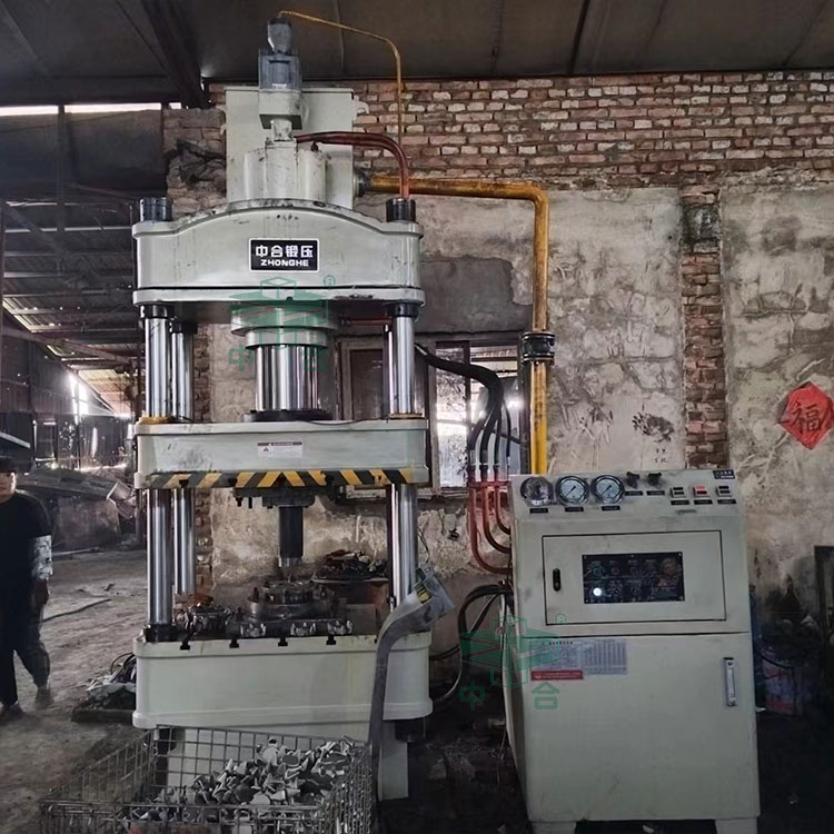 200噸四柱液壓機.jpg 200噸四柱液壓機.jpg