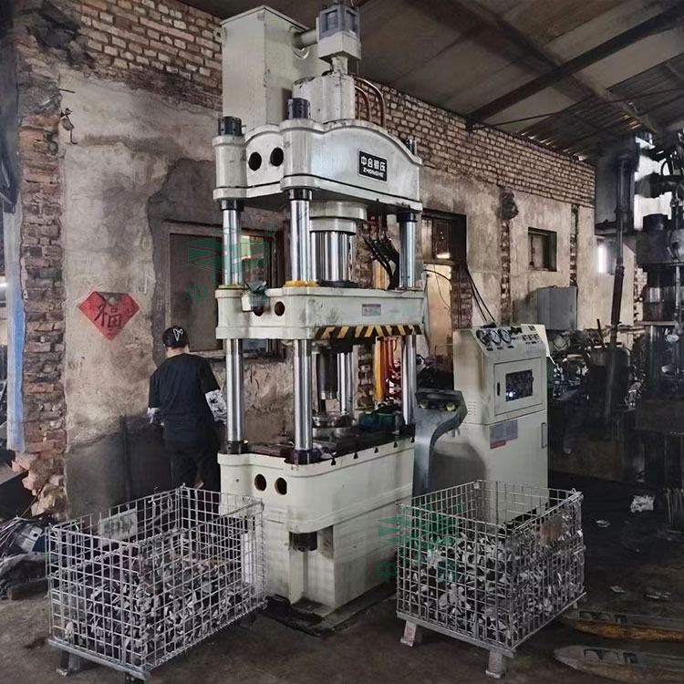 200噸四柱液壓機冷壓爪極現(xiàn)場.jpg 200噸四柱液壓機冷壓爪極現(xiàn)場.jpg