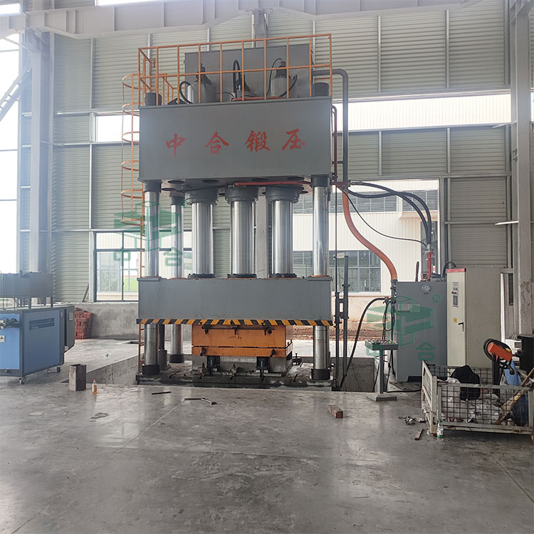 1500噸四柱液壓機.jpg 1500噸四柱液壓機.jpg