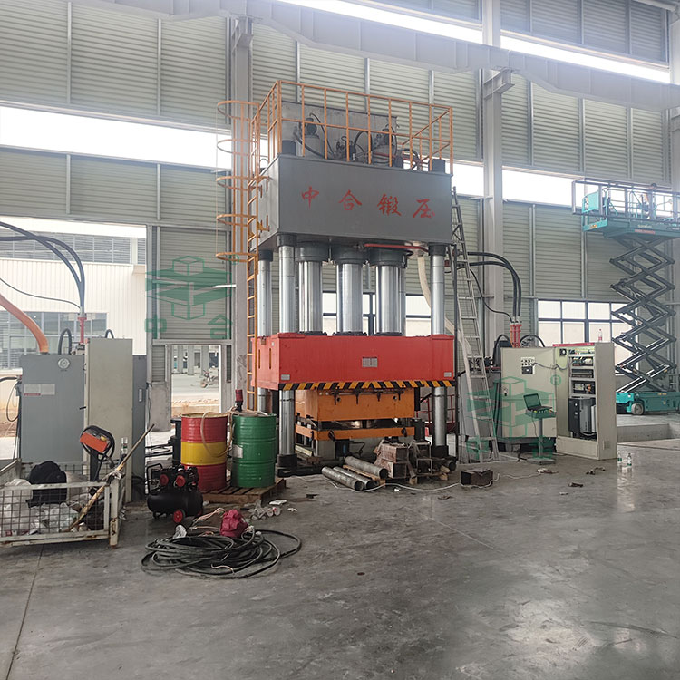 1500噸三梁四柱液壓機.jpg 1500噸三梁四柱液壓機.jpg