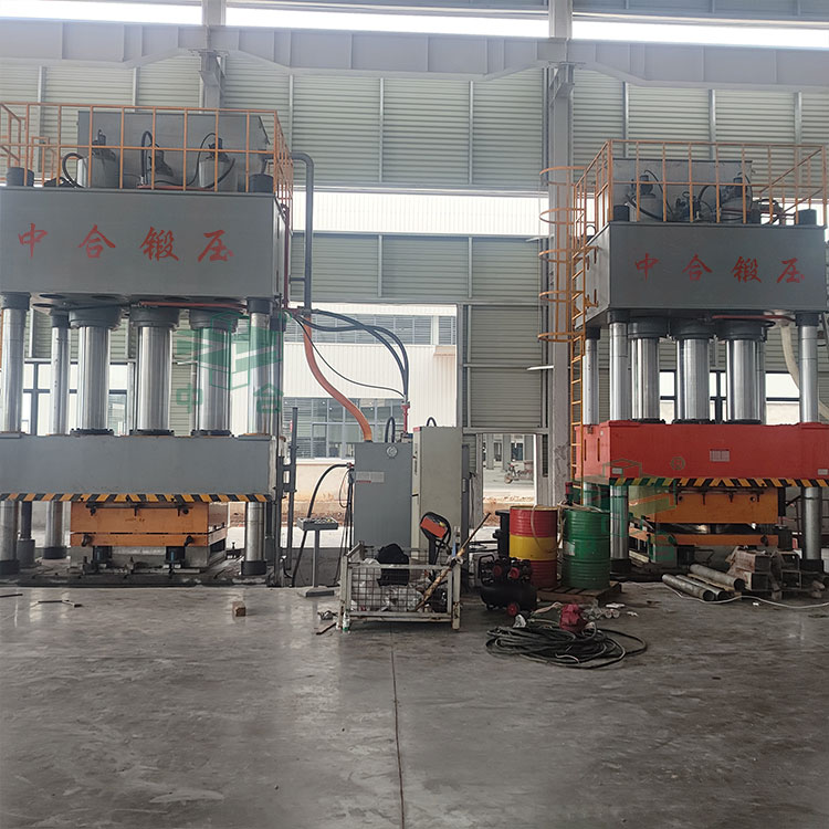 1500噸SMC汽車導流罩成型液壓機現場.jpg 1500噸SMC汽車導流罩成型液壓機現場.jpg