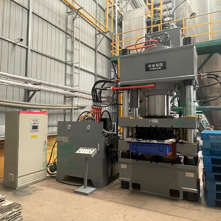 630噸全自動粉末壓塊機現場.jpg 630噸全自動粉末壓塊機現場.jpg