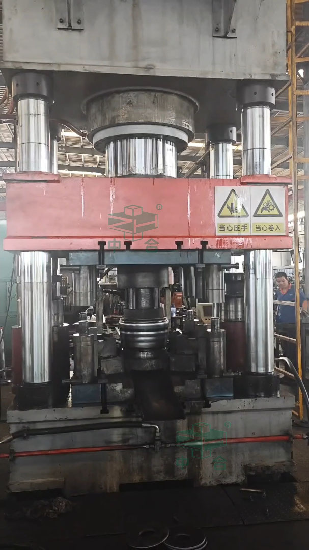 1000噸四柱液壓機(jī)沖裁汽車輪轂.jpg 1000噸四柱液壓機(jī)沖裁汽車輪轂.jpg