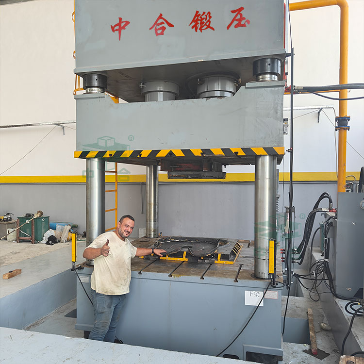 1000噸四柱液壓機.jpg 1000噸四柱液壓機.jpg