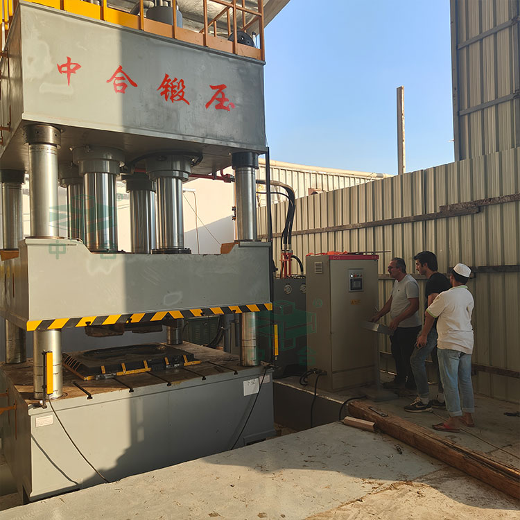 1000噸汽車配件成型液壓機現場試機.jpg 1000噸汽車配件成型液壓機現場試機.jpg