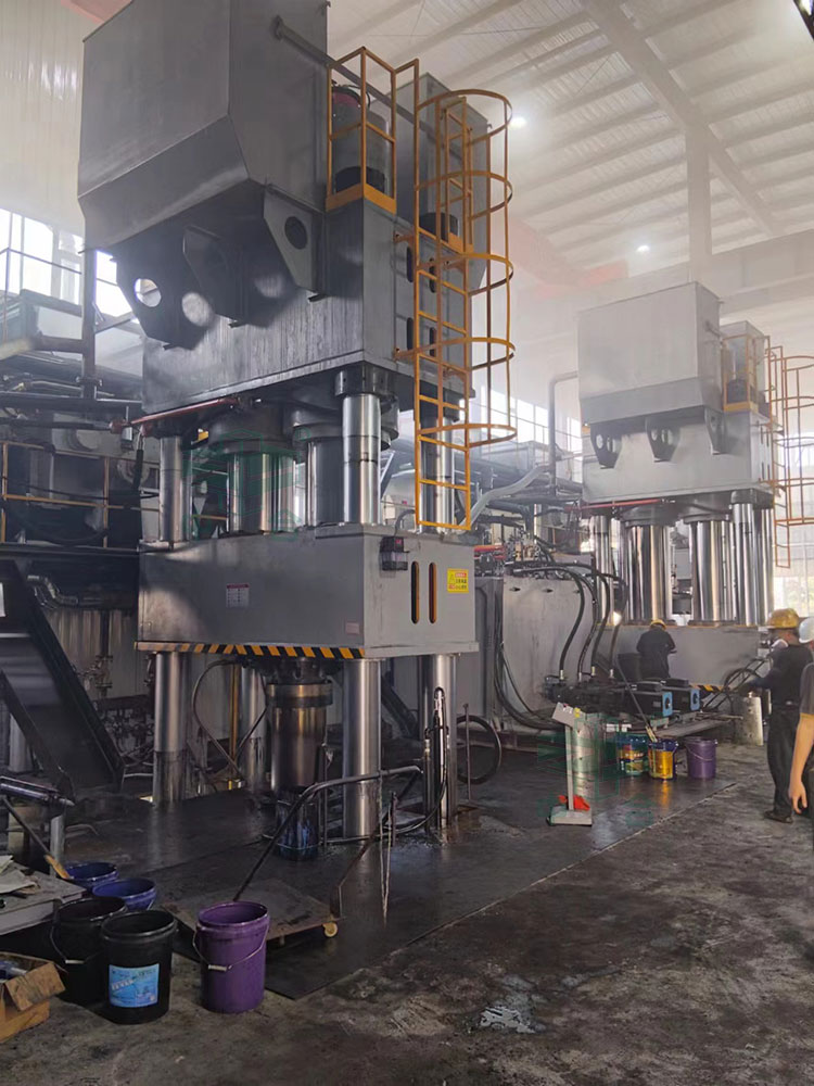 2000噸石墨坩堝液壓機現(xiàn)場.jpg 2000噸石墨坩堝液壓機現(xiàn)場.jpg