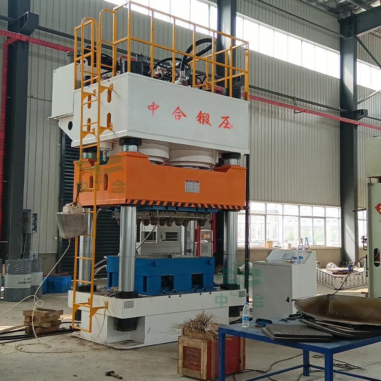 1600噸木屑托盤液壓機現(xiàn)場.jpg 1600噸木屑托盤液壓機現(xiàn)場.jpg