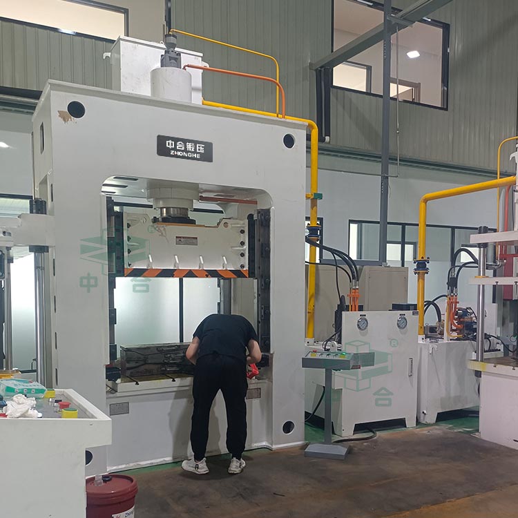 熱壓汽車內飾件成型液壓機.jpg 熱壓汽車內飾件成型液壓機.jpg