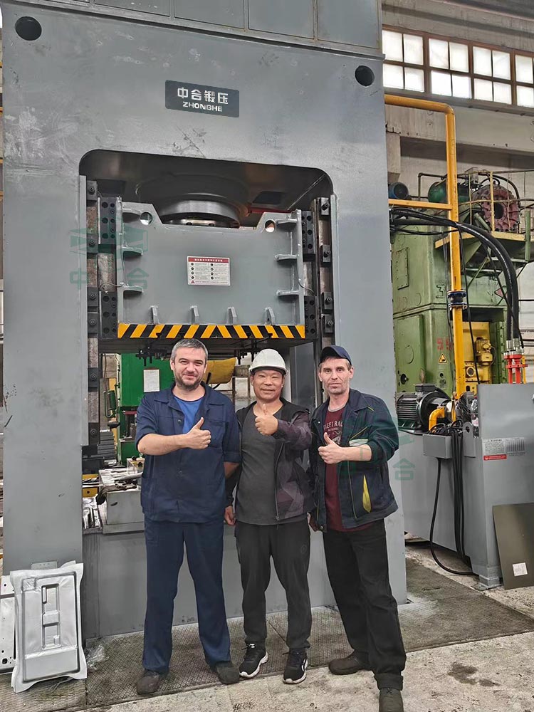 630噸框架式液壓機客戶現場.jpg 630噸框架式液壓機客戶現場.jpg