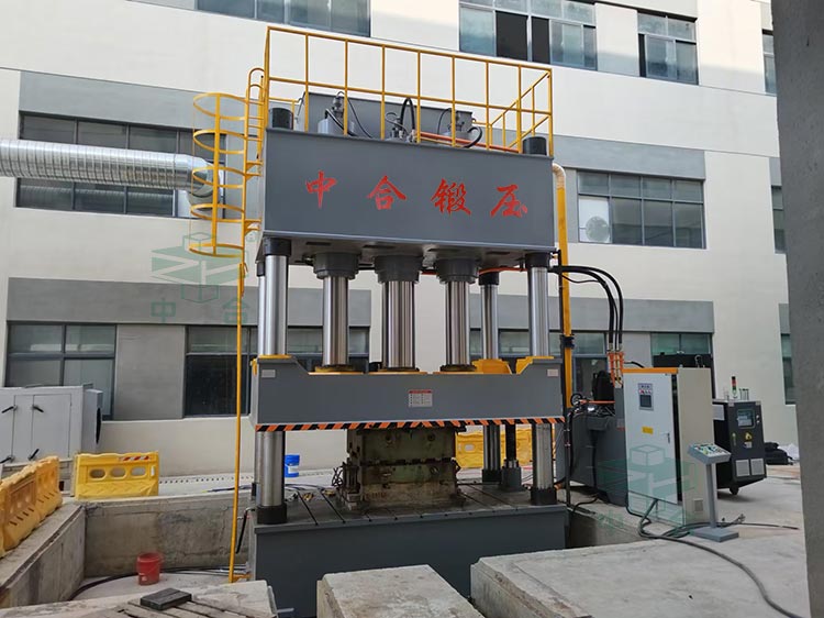 1000噸三梁四柱液壓機.jpg 1000噸三梁四柱液壓機.jpg