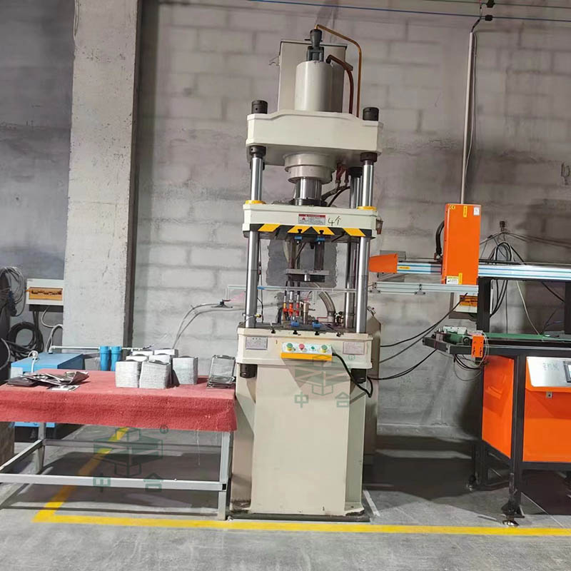 100噸廚具配件成型液壓機現場.jpg 100噸廚具配件成型液壓機現場.jpg