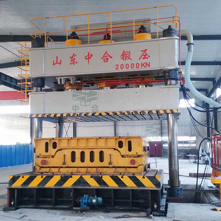 2000噸四柱液壓機現場.jpg 2000噸四柱液壓機現場.jpg