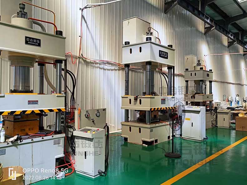 凱夫拉頭盔成型液壓機(jī).jpg 凱夫拉頭盔成型液壓機(jī).jpg