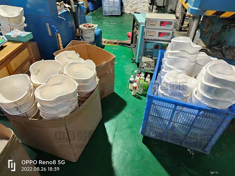 凱夫拉頭盔半成品現(xiàn)場(chǎng).jpg 凱夫拉頭盔半成品現(xiàn)場(chǎng).jpg