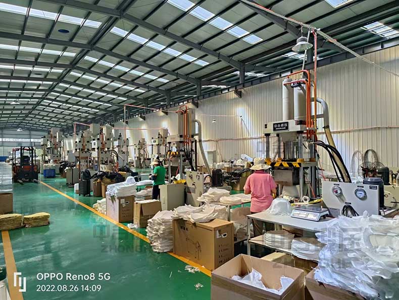 315噸凱夫拉頭盔成型液壓機(jī)現(xiàn)場(chǎng).jpg 315噸凱夫拉頭盔成型液壓機(jī)現(xiàn)場(chǎng).jpg