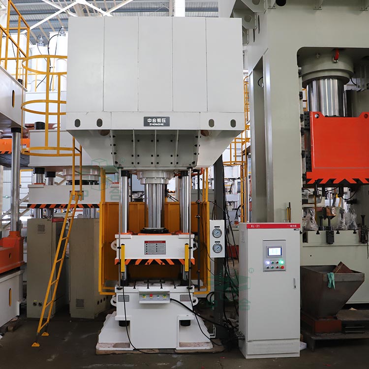 200噸三梁四柱液壓機車間實物.jpg 200噸三梁四柱液壓機車間實物.jpg