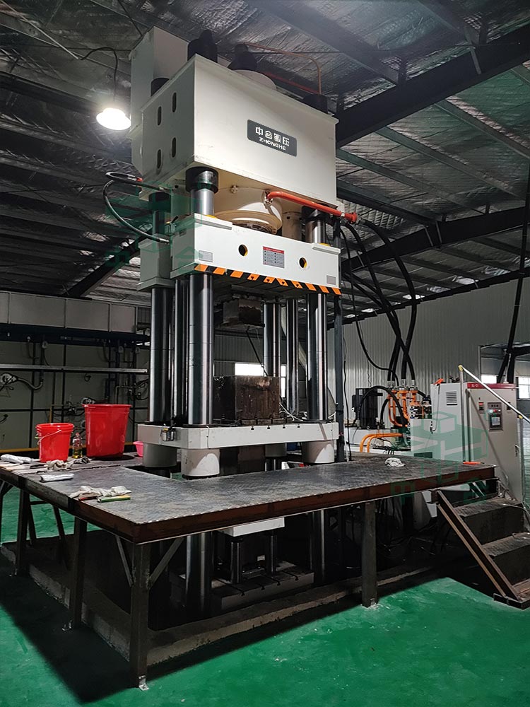 800噸石墨匣缽成型液壓機.jpg 800噸石墨匣缽成型液壓機.jpg