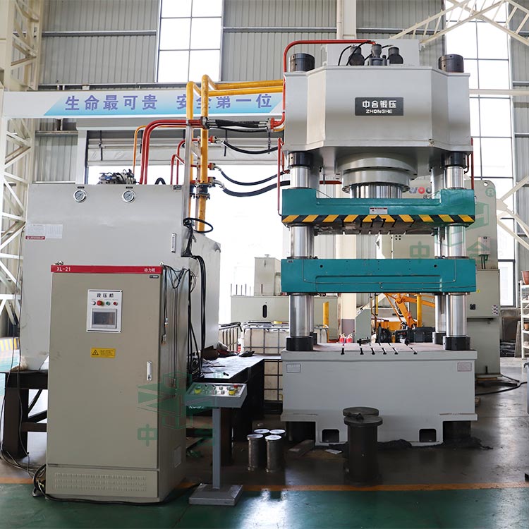 800噸牛羊舔磚液壓機車間實物.jpg 800噸牛羊舔磚液壓機車間實物.jpg