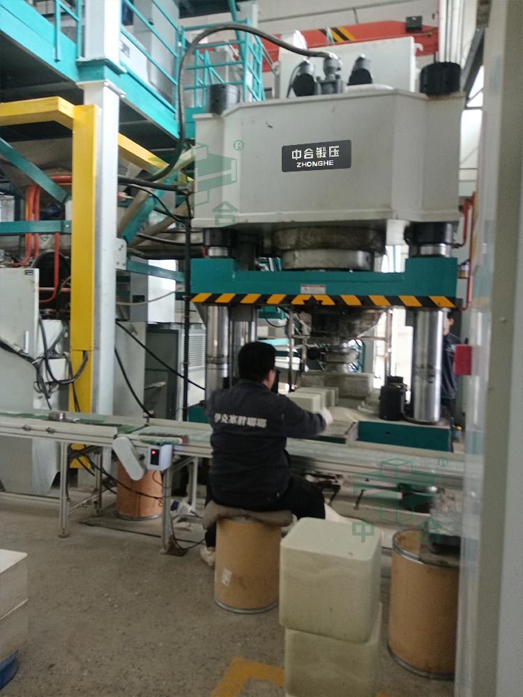 800噸牛羊舔磚液壓機 800噸牛羊舔磚液壓機