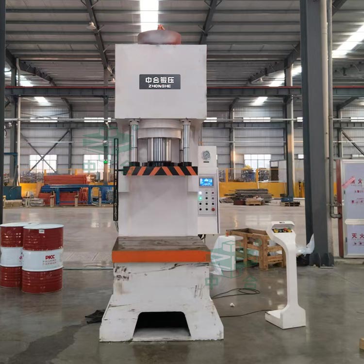 100噸單臂液壓機現(xiàn)場.jpg 100噸單臂液壓機現(xiàn)場.jpg