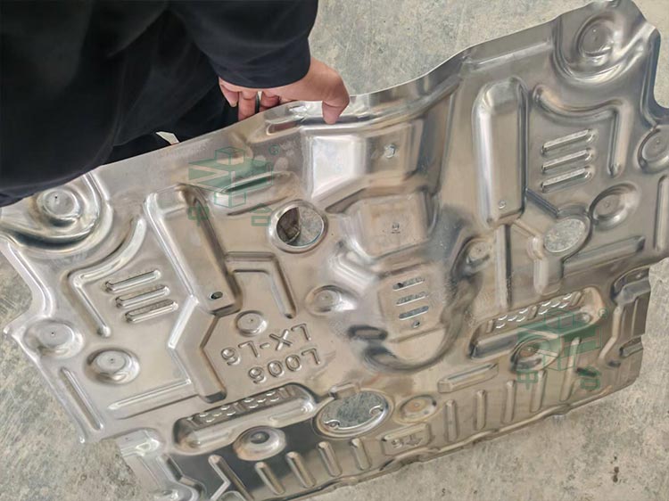 汽車底盤護板沖壓件.jpg 汽車底盤護板沖壓件.jpg