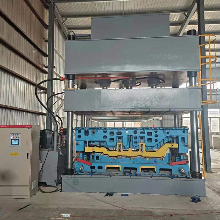 315噸汽車內飾件液壓機現場.jpg 315噸汽車內飾件液壓機現場.jpg