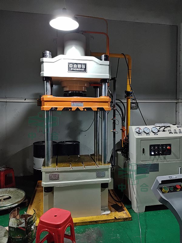 200噸液壓機(jī).jpg 200噸液壓機(jī).jpg