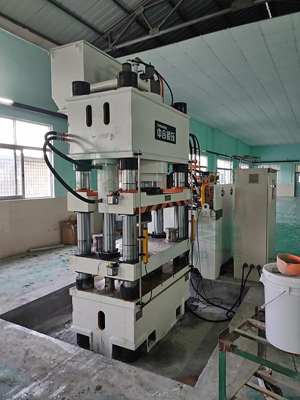 630噸四柱液壓機安裝調試.jpg 630噸四柱液壓機安裝調試.jpg