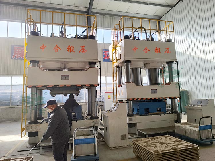 木屑托盤成型液壓機現場.jpg 木屑托盤成型液壓機現場.jpg