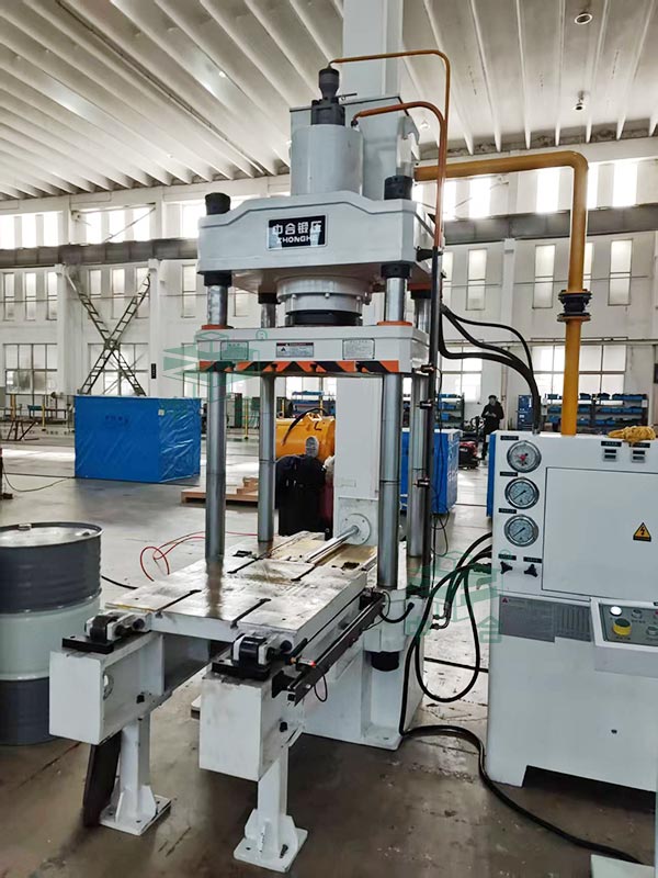 200噸移動(dòng)工作臺(tái)液壓機(jī).jpg 200噸移動(dòng)工作臺(tái)液壓機(jī).jpg