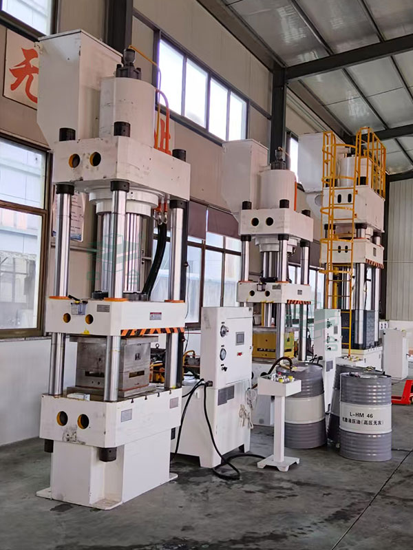 防彈頭盔成型液壓機現場.jpg 防彈頭盔成型液壓機現場.jpg